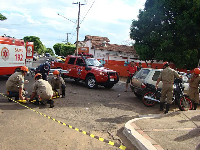 Motociclista fica ferida em acidente com carro