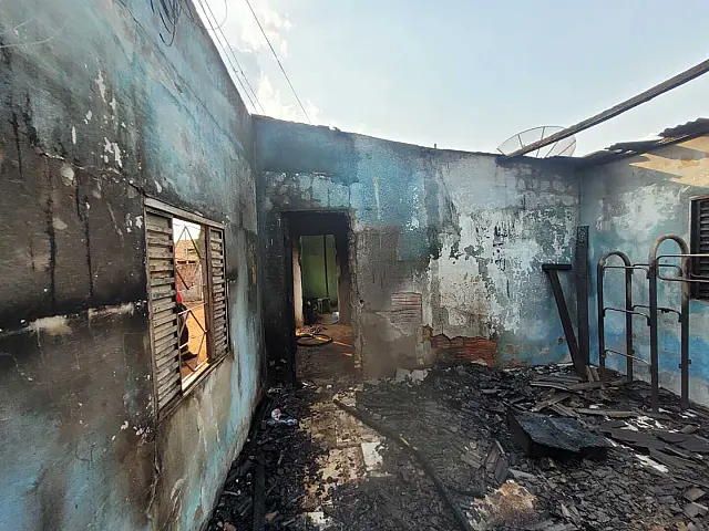 Incêndio destrói móveis de casa no bairro Santa Terezinha