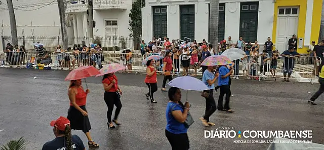 Chuva atrapalha Desfile Cívico em Corumbá