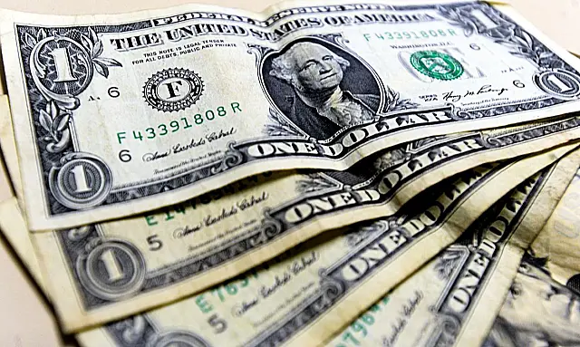 Dólar cai para R$ 4,77 e fecha no menor valor em mais de um ano