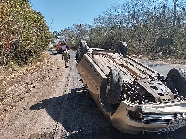 Carro capota na Rodovia Ramon Gomes e condutor é levado ao pronto-socorro de Corumbá