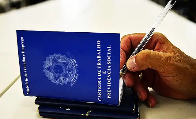 Taxa de desemprego cai para 5,6% e atinge menor nível desde 2012, aponta IBGE