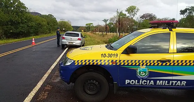 Motorista tenta fugir da polícia e capota carro na MS-164