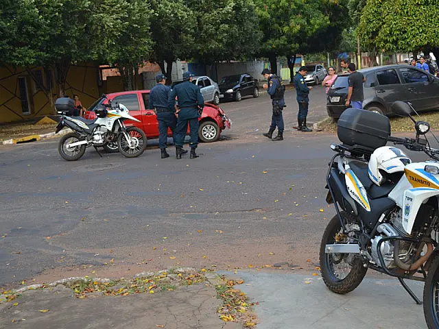 Dois veículos colidem em cruzamento no Bairro Alto