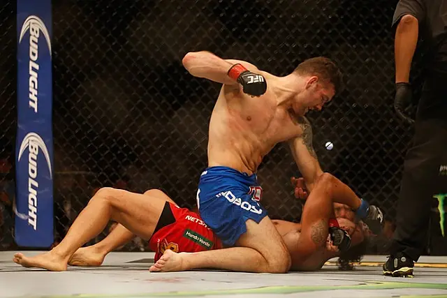 Weidman aguenta pressão inicial e nocauteia Belfort no primeiro round