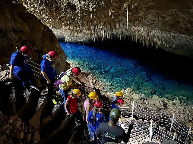 Pacientes em reabilitação Bonito visitam Gruta do Lago Azul em ação do Abril Azul