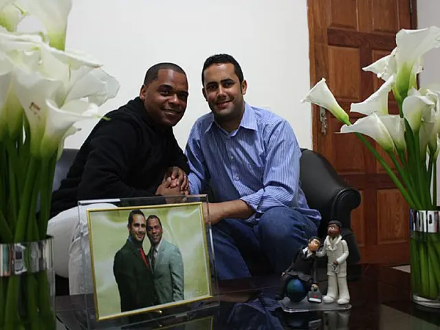 Pastores gays se casam em igreja evangélica