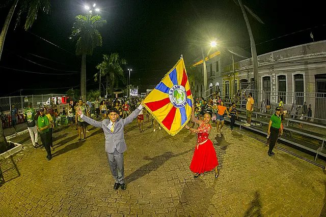 Carnaval continua com shows, desfile e blocos nesta terça-feira
