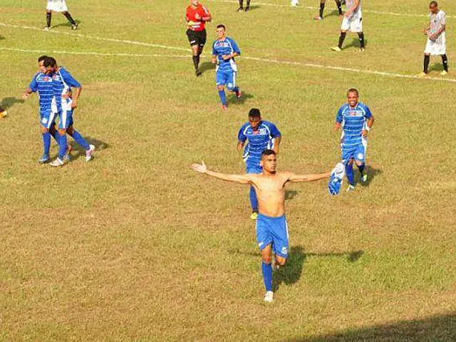 Atacante de 18 anos desponta como artilheiro do Azulão