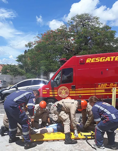 Motociclista morre após ser atingido por veículo e arremessado contra barra de ferro