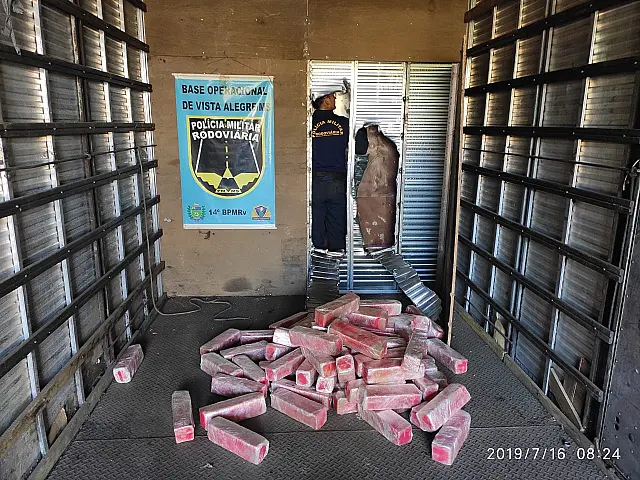 Polícia descobre fundo falso em caminhão 'recheado' com 260 kg de maconha