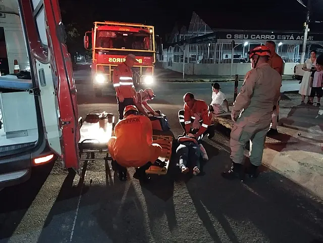 Colisão entre carro e bicicleta motorizada deixa dois jovens feridos em Corumbá