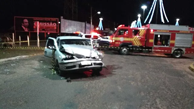 Embriagado, motorista causa acidente com outros carros e atropela mulher
