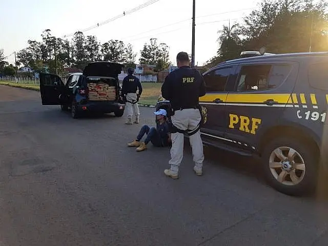 Dois são presos com mais de meia tonelada de maconha, armas e munições