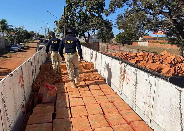 PRF encontra carga de maconha escondida embaixo de tijolos