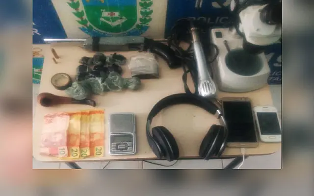 PM prende suspeito e encontra drogas e arma em boca de fumo no distrito de Camisão
