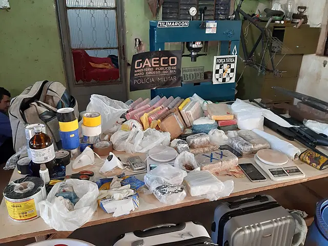 PM fecha laboratório de refino de cocaína e prende três pessoas
