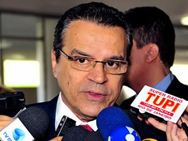 Presidente da Câmara adia votação de projeto que libera biografias