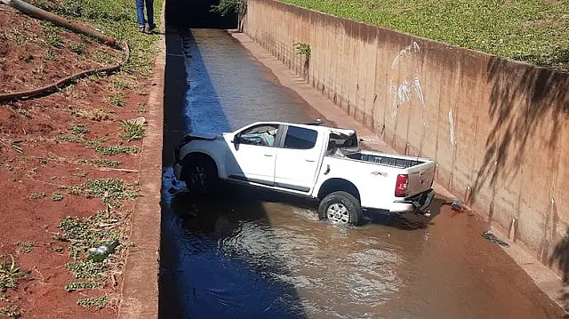 Motorista perde o controle e caminhonete caí dentro de córrego da Ernesto Geisel