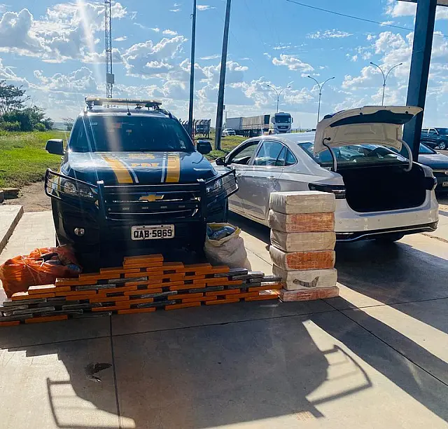 PRF apreende 218 Kg de maconha e skunk em Naviraí
