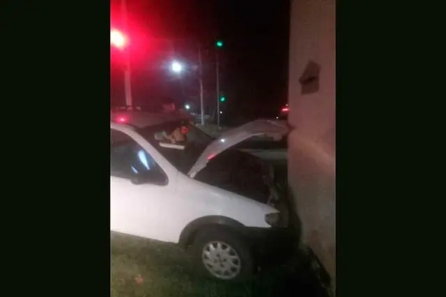 Adolescente pega carro, colide em outro e só para em muro