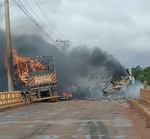 Motoristas morrem carbonizados após colisão entre carretas na BR-158