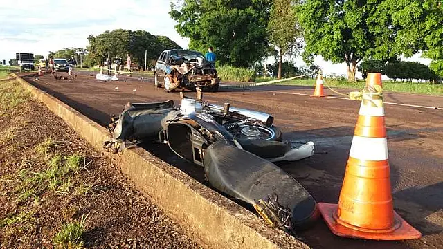Acidente entre moto e carro deixa um morto e outros dois feridos em rodovia