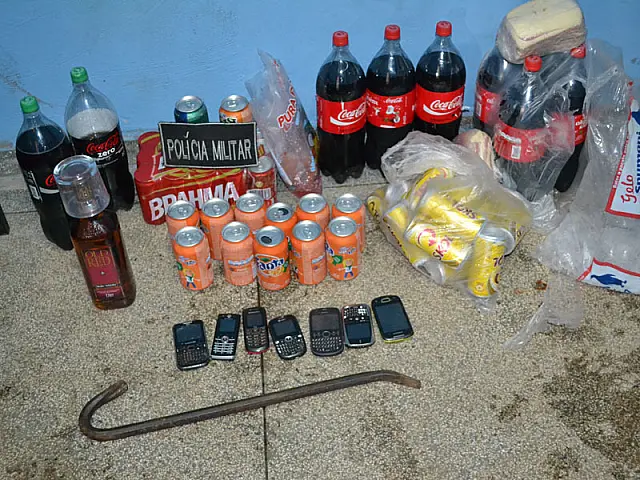 Dupla arromba lanchonete, furta bebidas e é detida pela PM