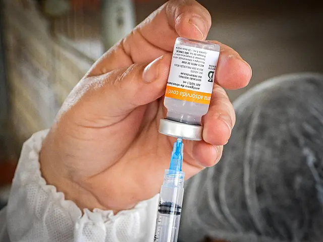Dose de reforço para todos requer mais dados, diz infectologista