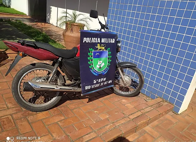 Polícia Militar prende jovem por desobediência e direção perigosa e apreende moto irregular