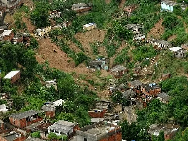 As enchentes e o dever de casa
