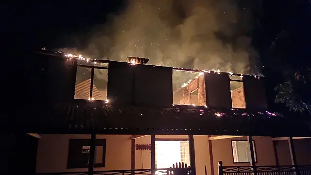 Sede de fazenda em Corumbá pega fogo e bombeiros são acionados