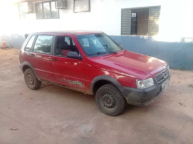 Homem embriagado é preso após fazer manobras perigosas com Fiat Uno