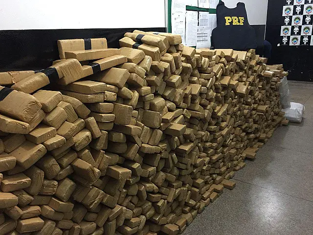 Após tentativa de fuga na BR-262, PRF apreende mais de 1 tonelada de maconha