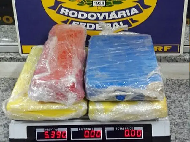 Dois adolescentes são flagrados levando maconha em mochilas