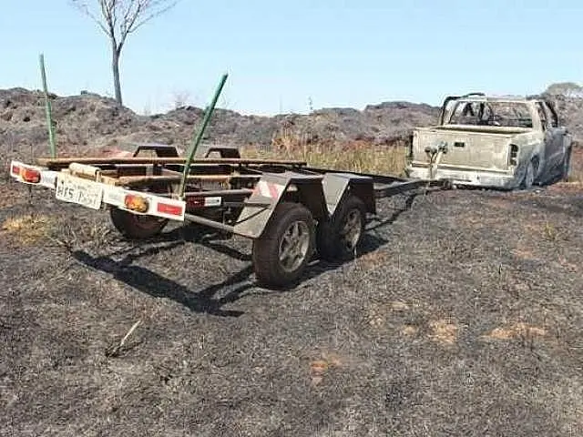Incêndio em vegetação se alastra e atinge veículos as margens de rodovia