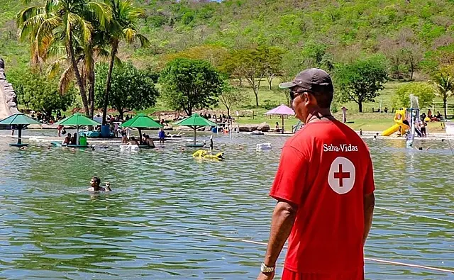 Homem de 26 anos morre afogado após pular de tirolesa em balnerário