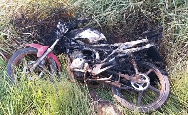 Após furto, ladrão põe fogo em motocicleta e abandona na BR-419