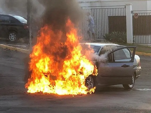 Pane elétrica provoca incêndio em carro de empresária aquidauanense