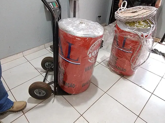Cão farejador ajuda polícia a apreender 176 kg de maconha em transportadora