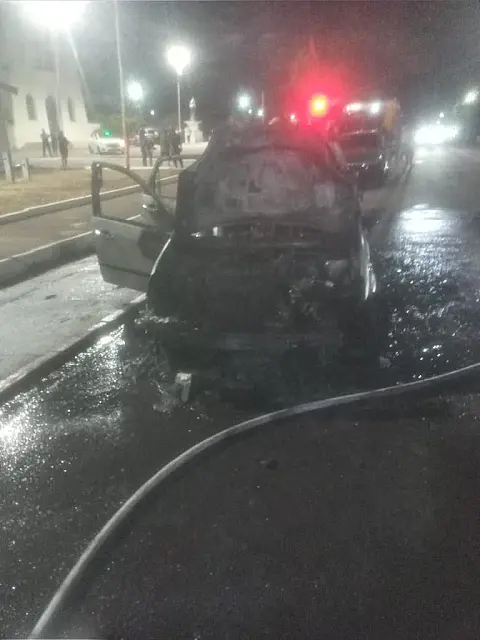 Corpo de bombeiros é acionado após veículo pegar fogo