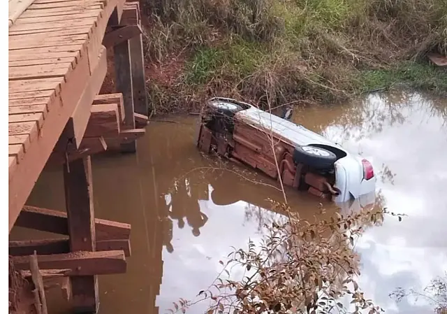 Mãe e filha morrem após carro cair de ponte em MS