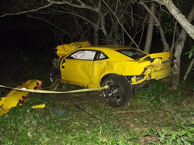 Acidente com Camaro amarelo deixa 1 morto