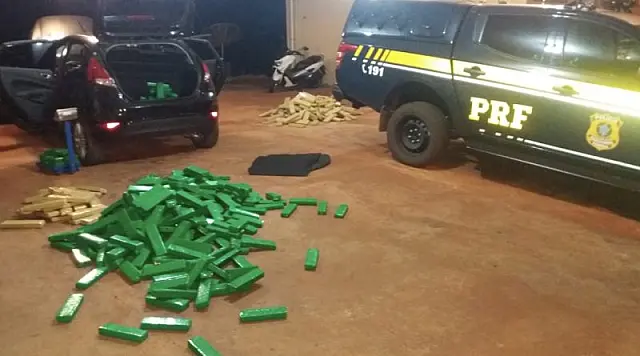 PRF apreende 447 kg de maconha em veículo abandonado após fuga de traficante