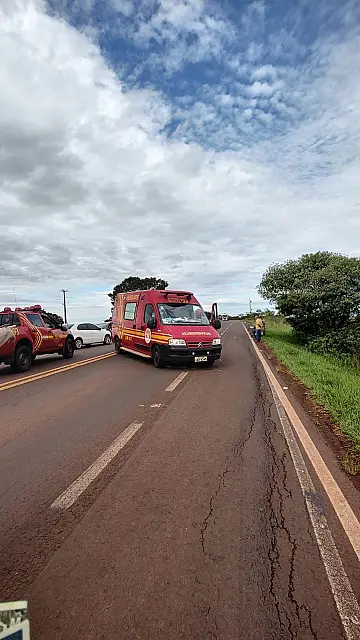 Colisão entre carro e motocicleta deixa mulher ferida na BR-060