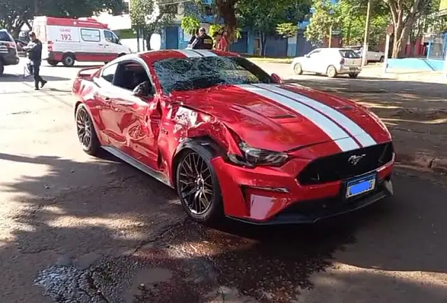 Motorista de carro de luxo não respeita sinalização e atropela casal