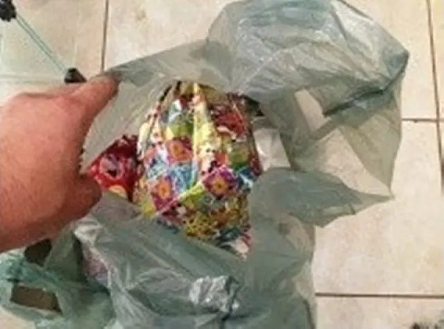 Ladrão invade loja, rouba produtos e pede embrulho para presente
