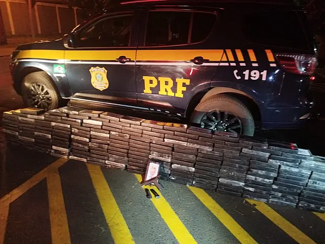 PRF apreende 220 kg de cocaína em Dourados