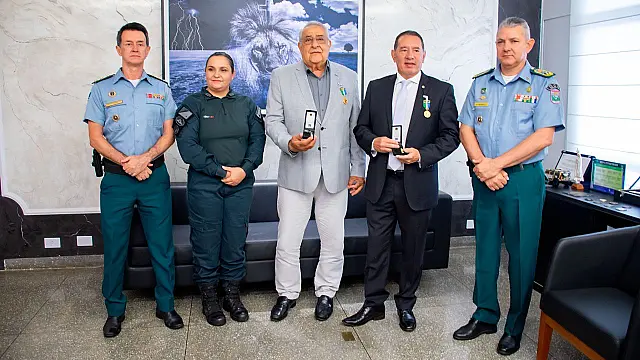 Presidente do Tribunal de Contas recebe condecoração no Comando-Geral da PMMS