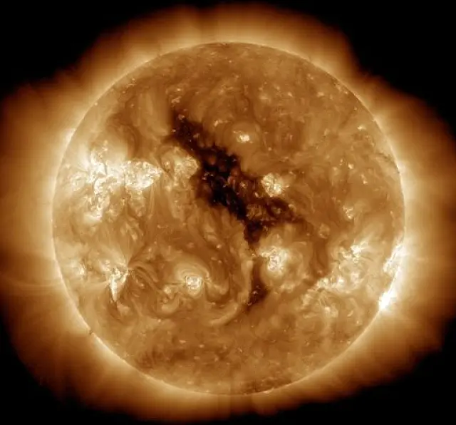Imagem da Nasa mostra 'buraco' no Sol